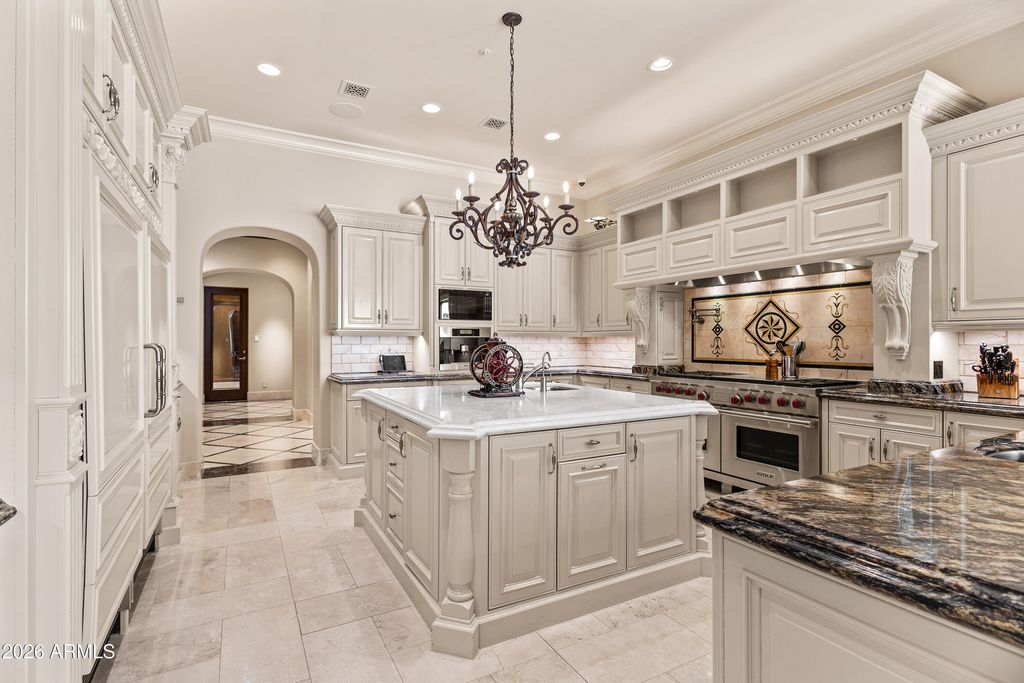 Image 12 of property listing at 6636 N LOST DUTCHMAN Drive, Paradise Valley, AZ 85253
