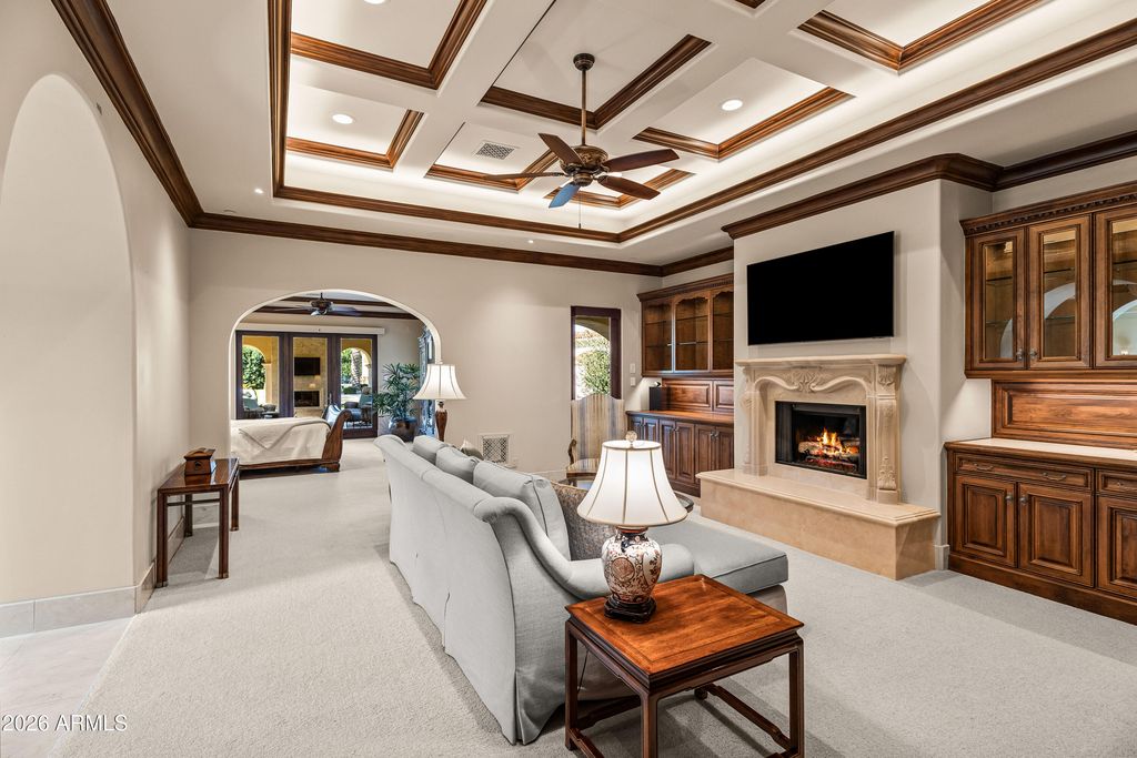 Image 15 of property listing at 6636 N LOST DUTCHMAN Drive, Paradise Valley, AZ 85253