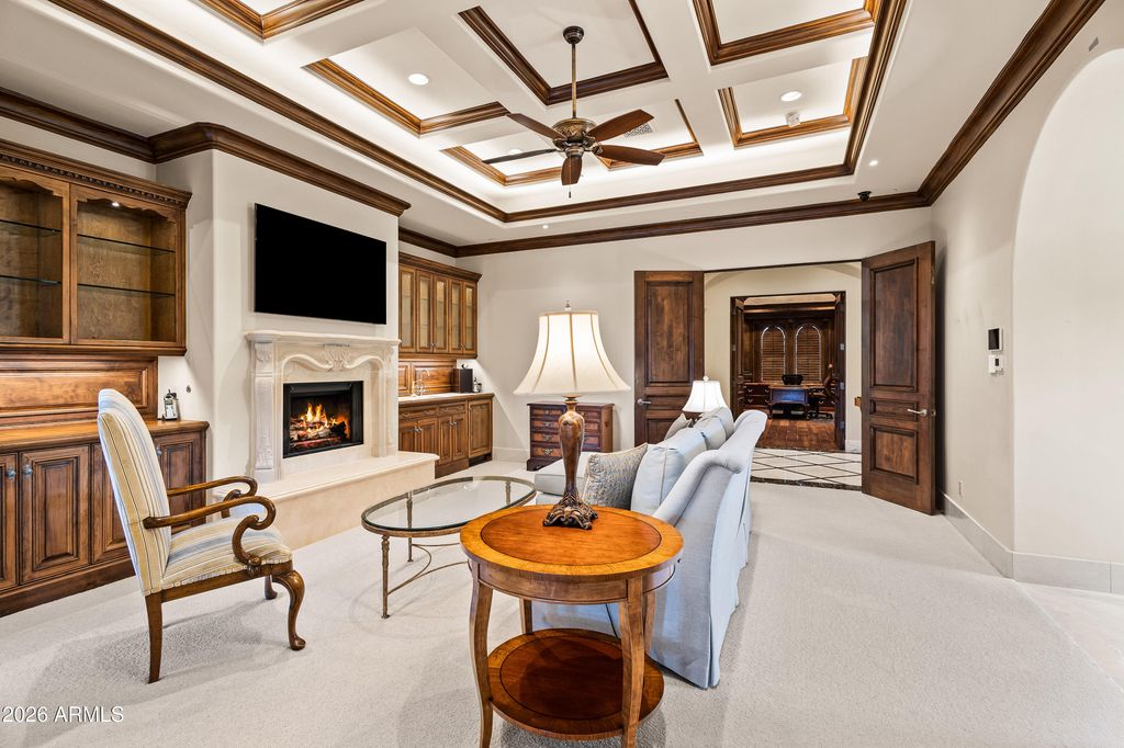Image 16 of property listing at 6636 N LOST DUTCHMAN Drive, Paradise Valley, AZ 85253