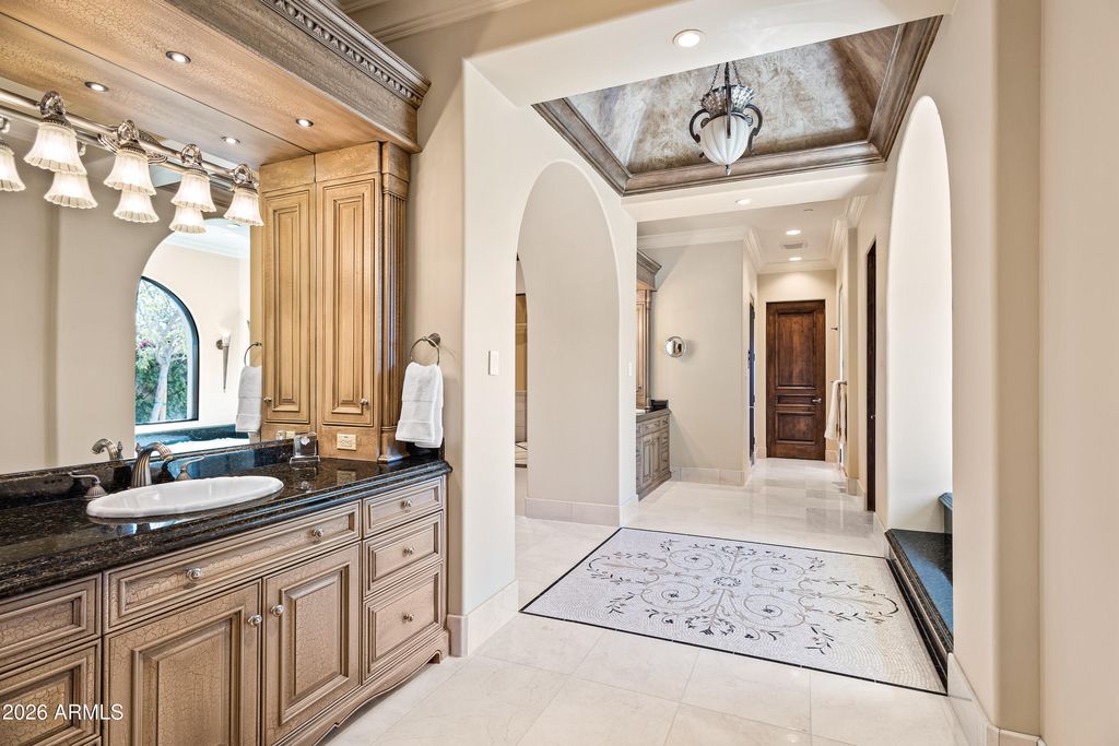 Image 17 of property listing at 6636 N LOST DUTCHMAN Drive, Paradise Valley, AZ 85253