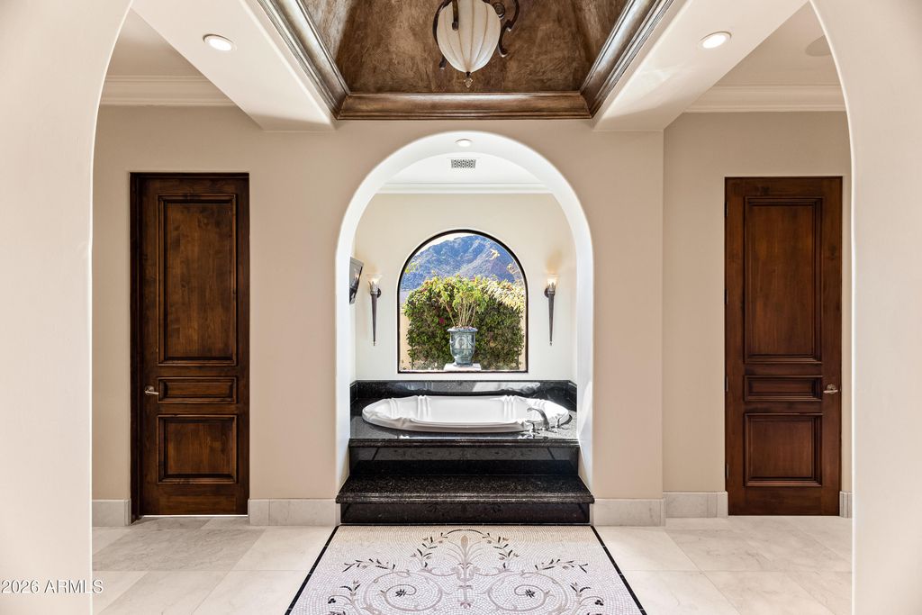 Image 18 of property listing at 6636 N LOST DUTCHMAN Drive, Paradise Valley, AZ 85253