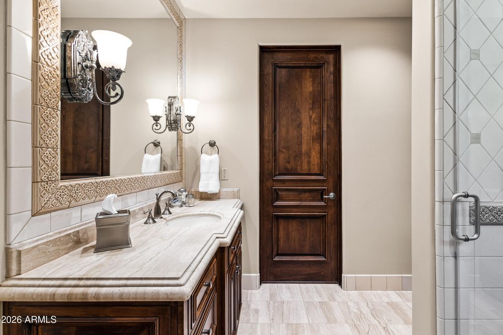 Image 20 of property listing at 6636 N LOST DUTCHMAN Drive, Paradise Valley, AZ 85253