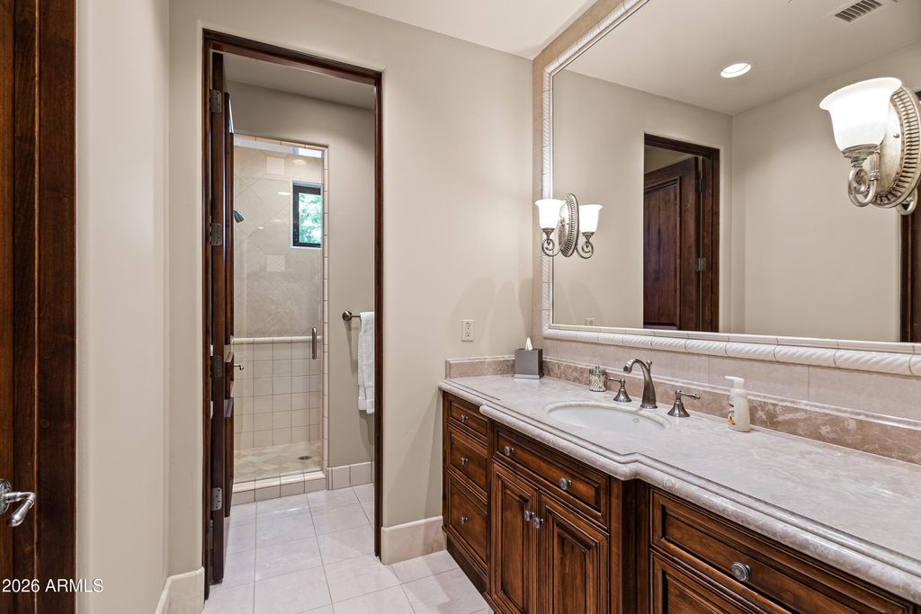 Image 25 of property listing at 6636 N LOST DUTCHMAN Drive, Paradise Valley, AZ 85253