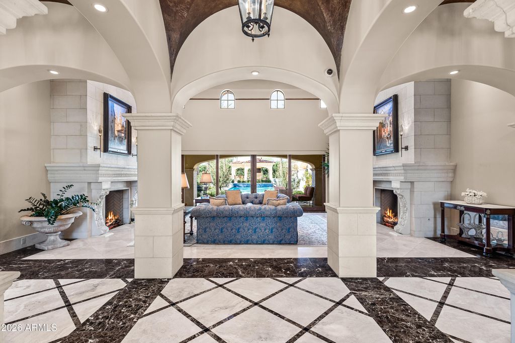 Image 3 of property listing at 6636 N LOST DUTCHMAN Drive, Paradise Valley, AZ 85253