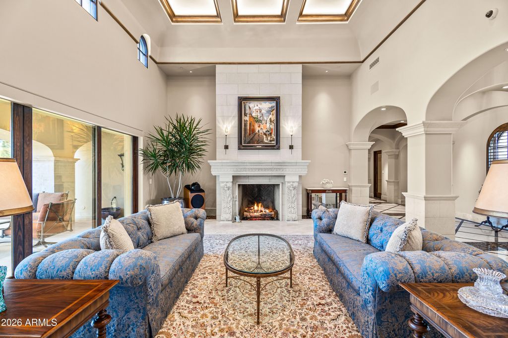 Image 4 of property listing at 6636 N LOST DUTCHMAN Drive, Paradise Valley, AZ 85253