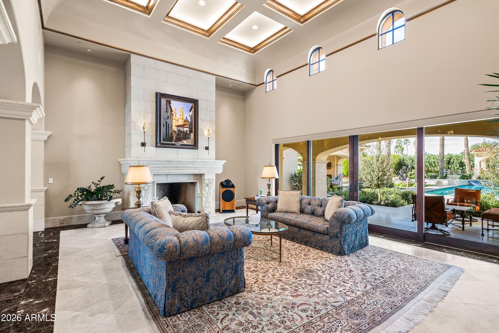 Image 5 of property listing at 6636 N LOST DUTCHMAN Drive, Paradise Valley, AZ 85253