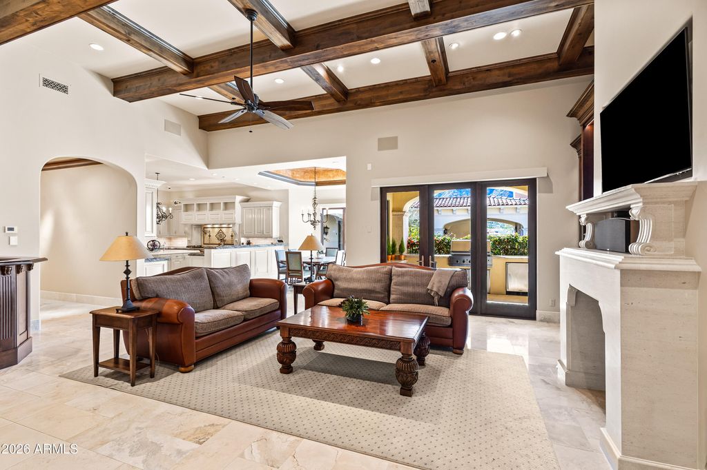 Image 8 of property listing at 6636 N LOST DUTCHMAN Drive, Paradise Valley, AZ 85253