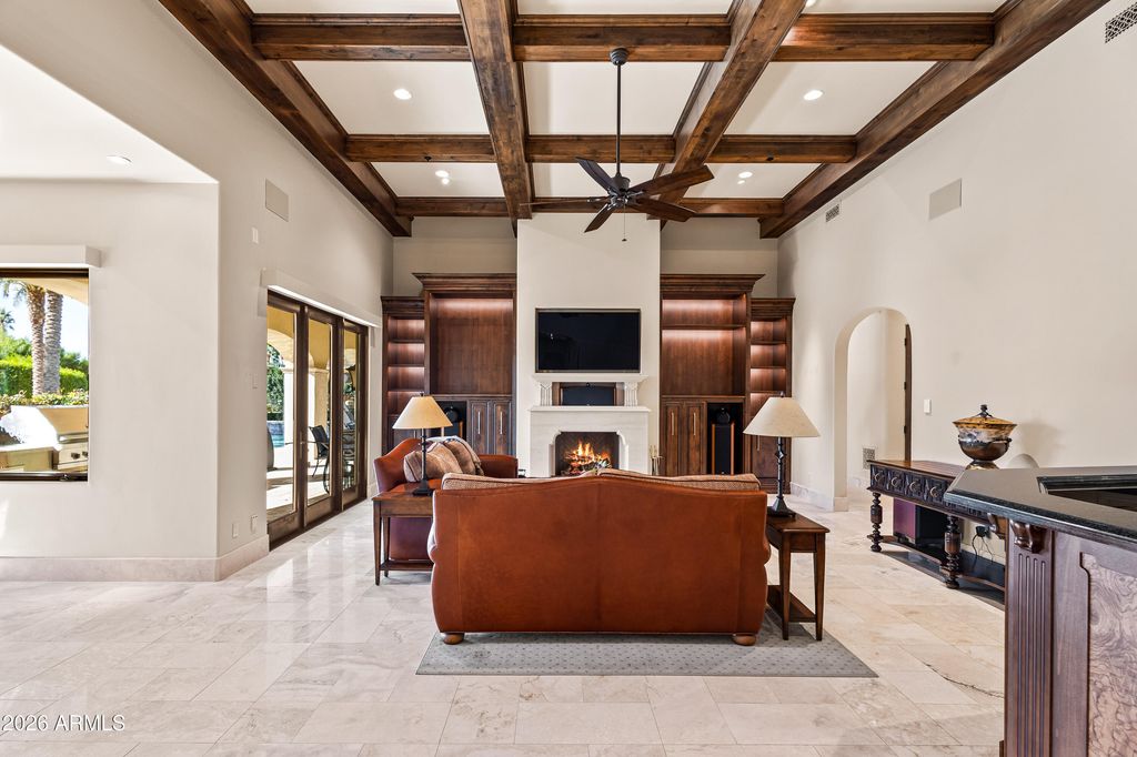 Image 9 of property listing at 6636 N LOST DUTCHMAN Drive, Paradise Valley, AZ 85253
