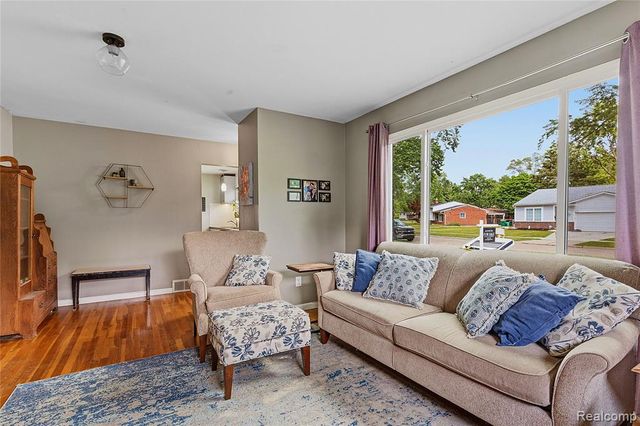 22159 W Brandon Street, Farmington, MI 48336