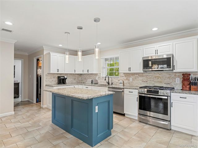 250 N 5th Street, Lindenhurst, NY 11757