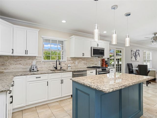 250 N 5th Street, Lindenhurst, NY 11757
