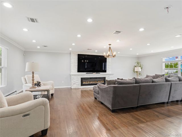 250 N 5th Street, Lindenhurst, NY 11757