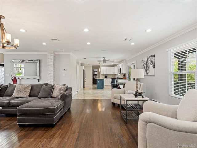 250 N 5th Street, Lindenhurst, NY 11757