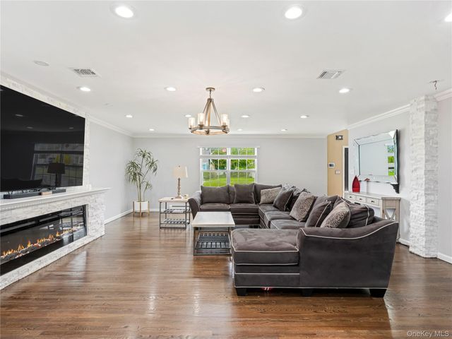 250 N 5th Street, Lindenhurst, NY 11757