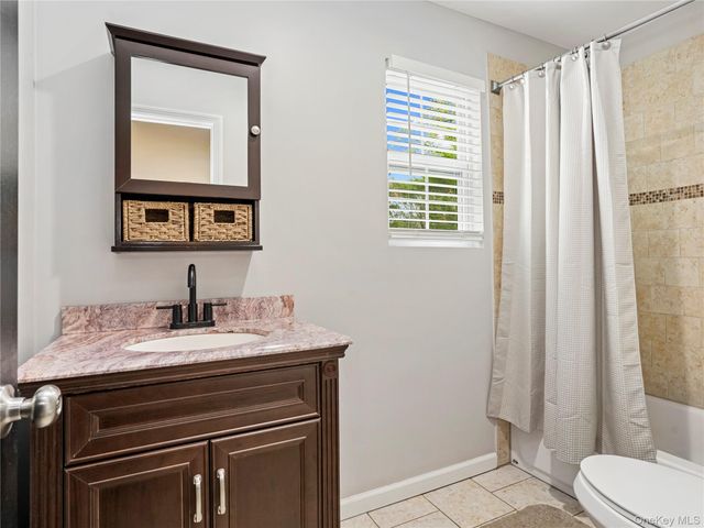 250 N 5th Street, Lindenhurst, NY 11757