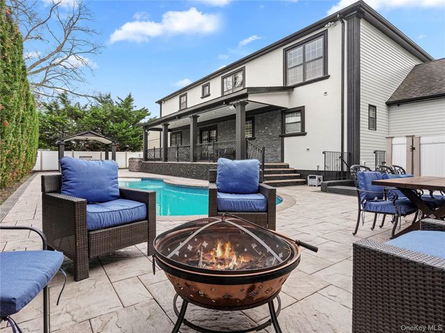 250 N 5th Street, Lindenhurst, NY 11757