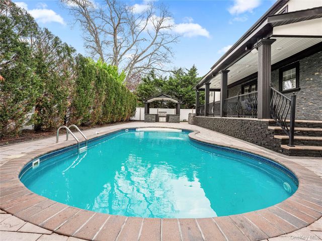 250 N 5th Street, Lindenhurst, NY 11757