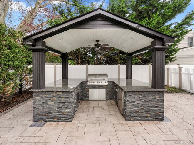 250 N 5th Street, Lindenhurst, NY 11757