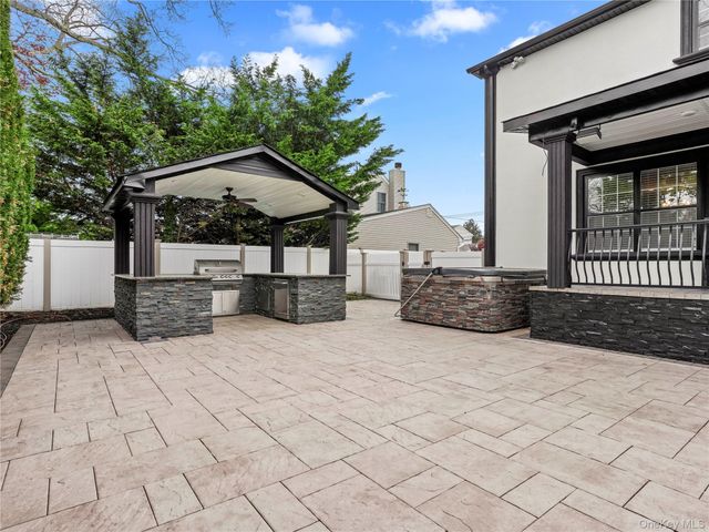 250 N 5th Street, Lindenhurst, NY 11757