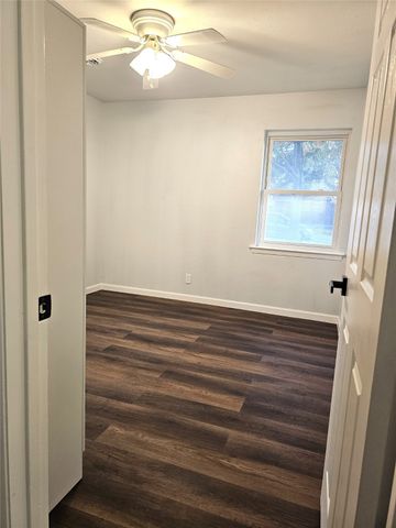 604 Bayless Drive, Euless, TX 76040