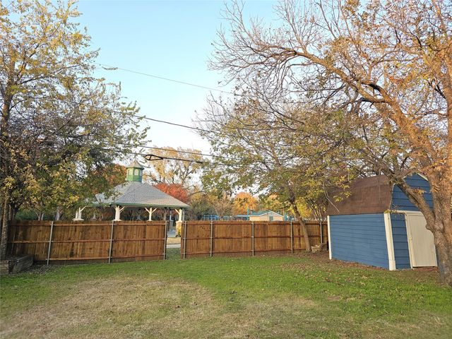 604 Bayless Drive, Euless, TX 76040