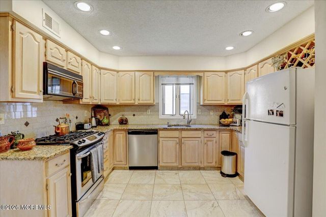 19 Hampton Drive, Marlboro, NJ 07746