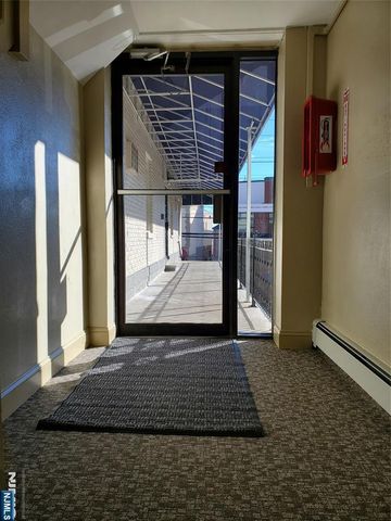 280 Undercliff Avenue, Edgewater, NJ 07020