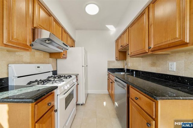 280 Undercliff Avenue, Edgewater, NJ 07020