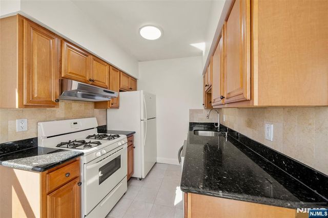 280 Undercliff Avenue, Edgewater, NJ 07020