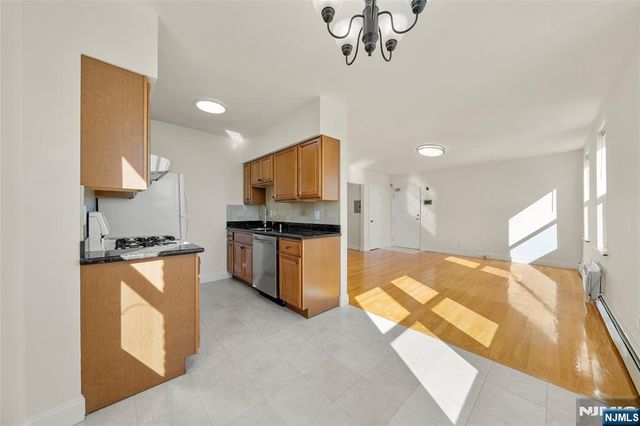 280 Undercliff Avenue, Edgewater, NJ 07020