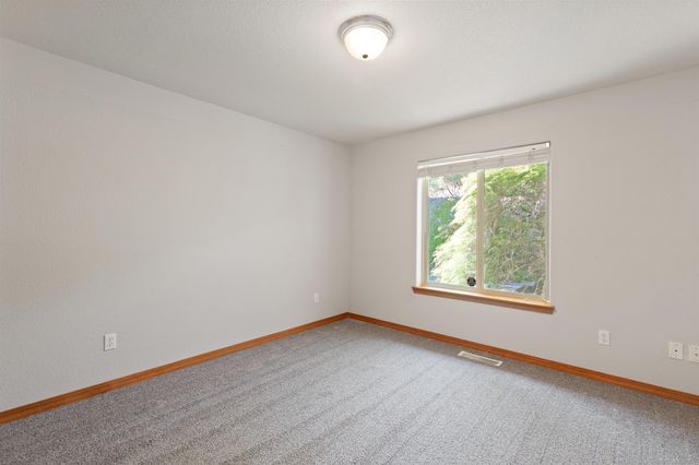 1946 NW Crown Street, Grants Pass, OR 97526