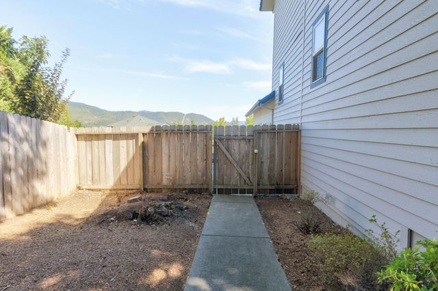 1946 NW Crown Street, Grants Pass, OR 97526