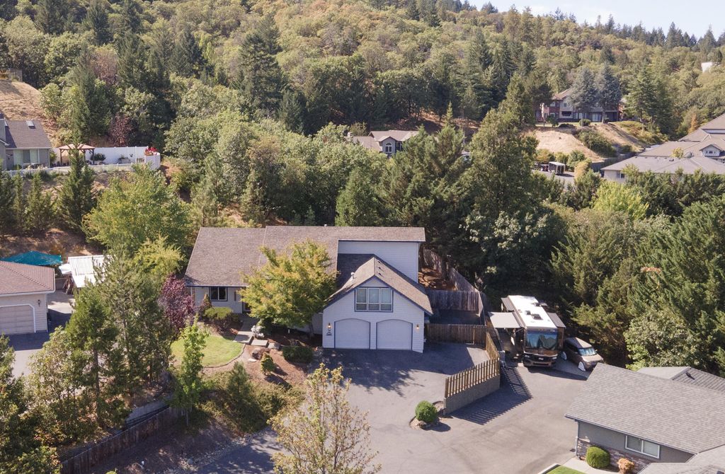 1946 NW Crown Street, Grants Pass, OR 97526