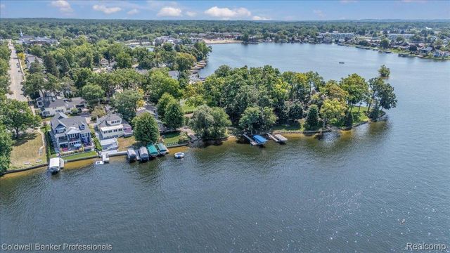 16 S North Shore Drive, Lake Orion Village, MI 48362