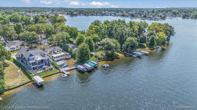 16 S North Shore Drive, Lake Orion Village, MI 48362