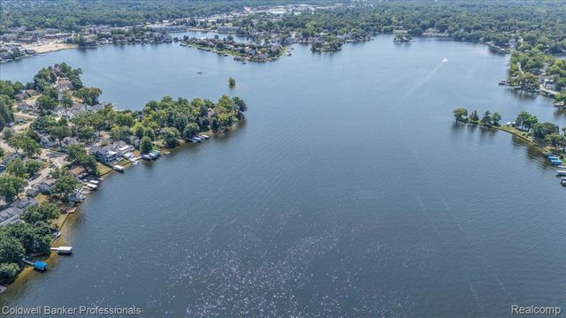 16 S North Shore Drive, Lake Orion Village, MI 48362