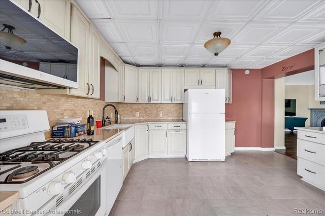 16 S North Shore Drive, Lake Orion Village, MI 48362