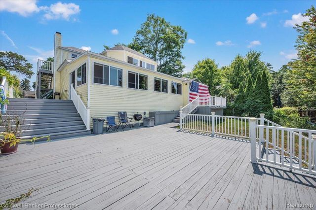 16 S North Shore Drive, Lake Orion Village, MI 48362