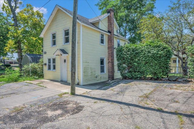 16 S North Shore Drive, Lake Orion Village, MI 48362