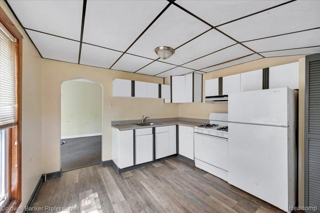 16 S North Shore Drive, Lake Orion Village, MI 48362