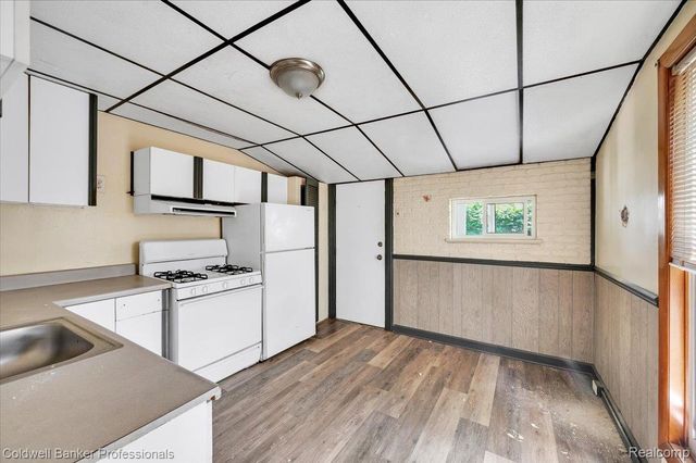 16 S North Shore Drive, Lake Orion Village, MI 48362