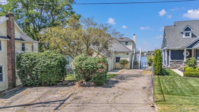 16 S North Shore Drive, Lake Orion Village, MI 48362