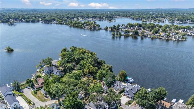 16 S North Shore Drive, Lake Orion Village, MI 48362