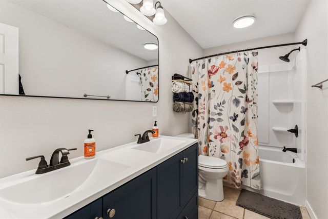 8517 Crestview Drive, Des Moines, IA 50320