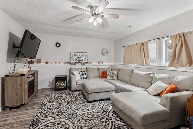 8517 Crestview Drive, Des Moines, IA 50320