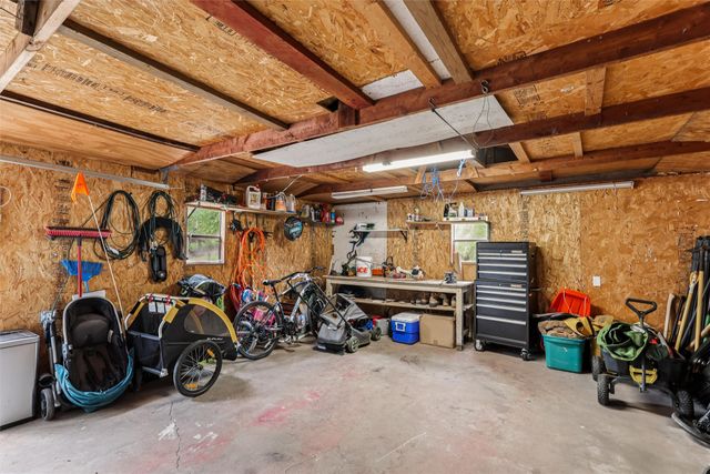 8517 Crestview Drive, Des Moines, IA 50320