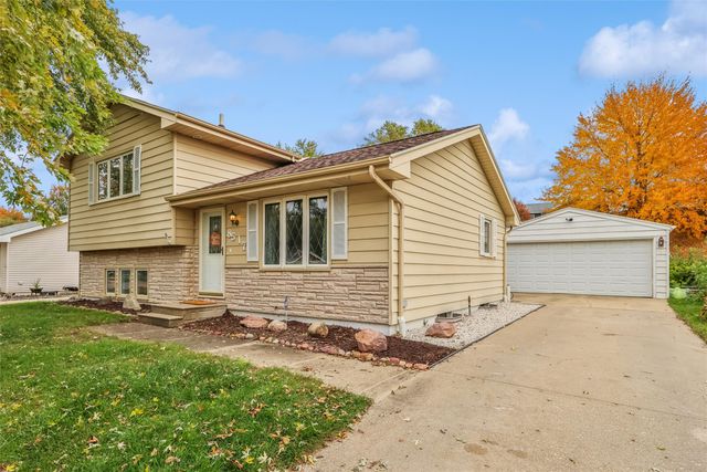 8517 Crestview Drive, Des Moines, IA 50320