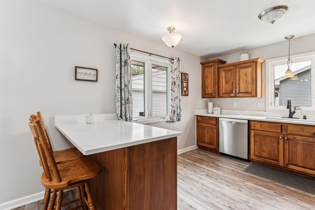 8517 Crestview Drive, Des Moines, IA 50320