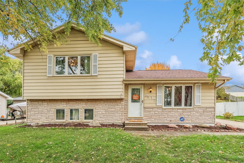 8517 Crestview Drive, Des Moines, IA 50320