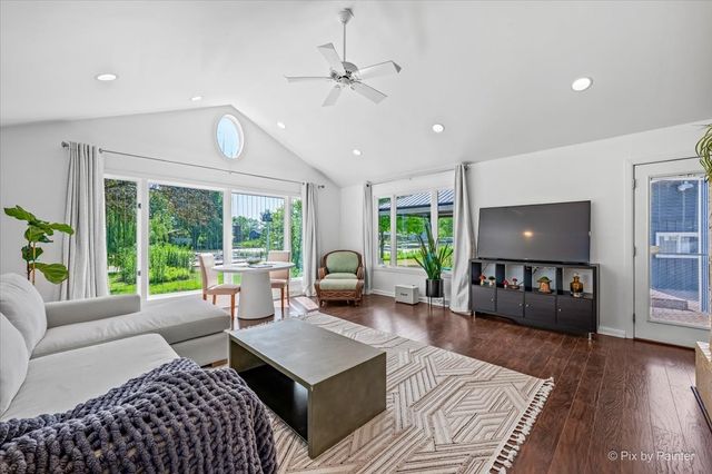 209 Eastwood Court, Barrington, IL 60010